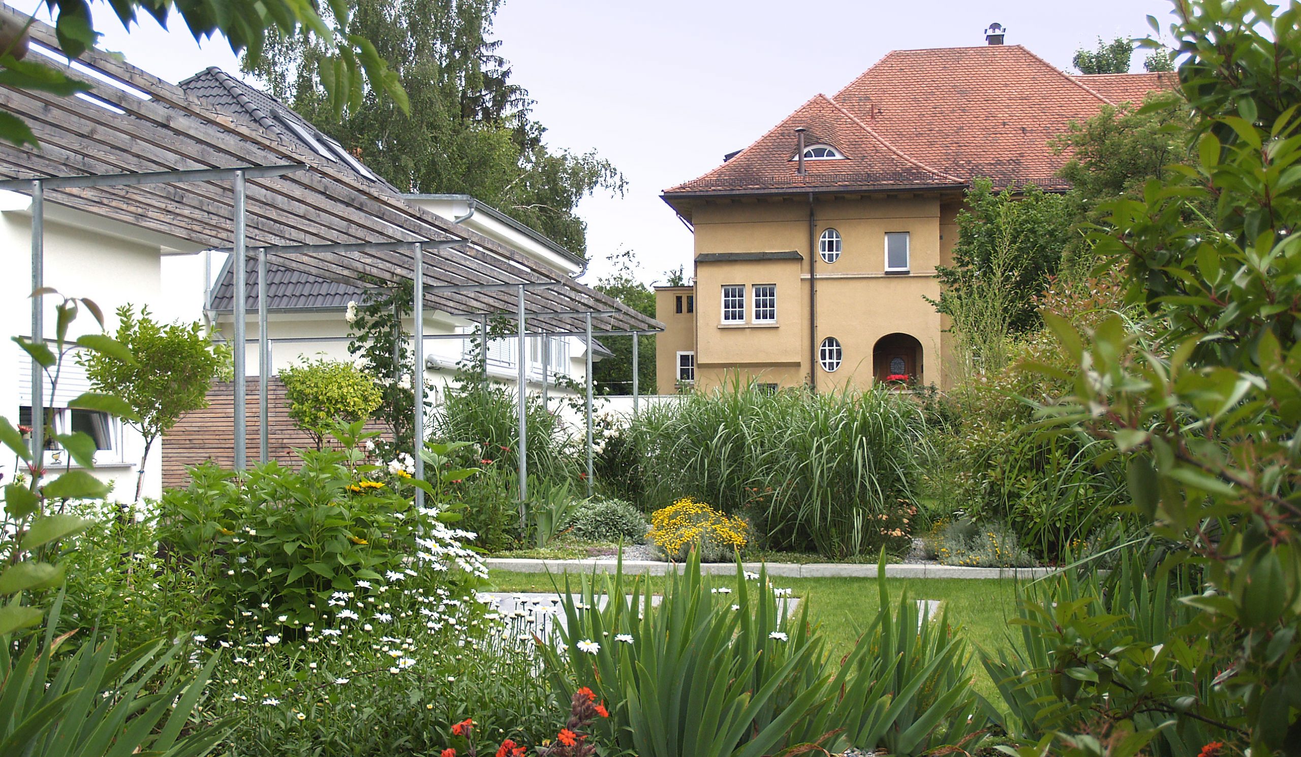 Stahl-Pergola mit L�rche-Sonnenschutz