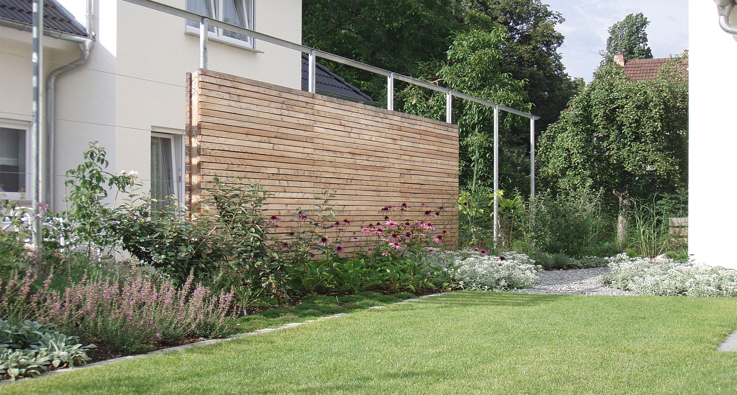 Holz-Sichtschutz mit Stahl-Pergola