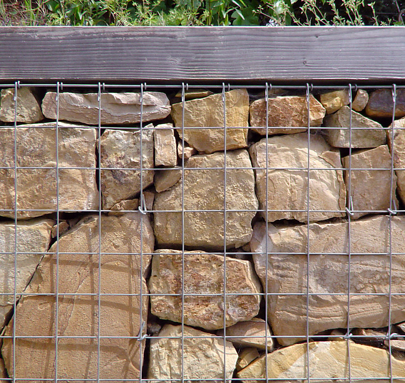 Gabionen mit Balkenabdeckung