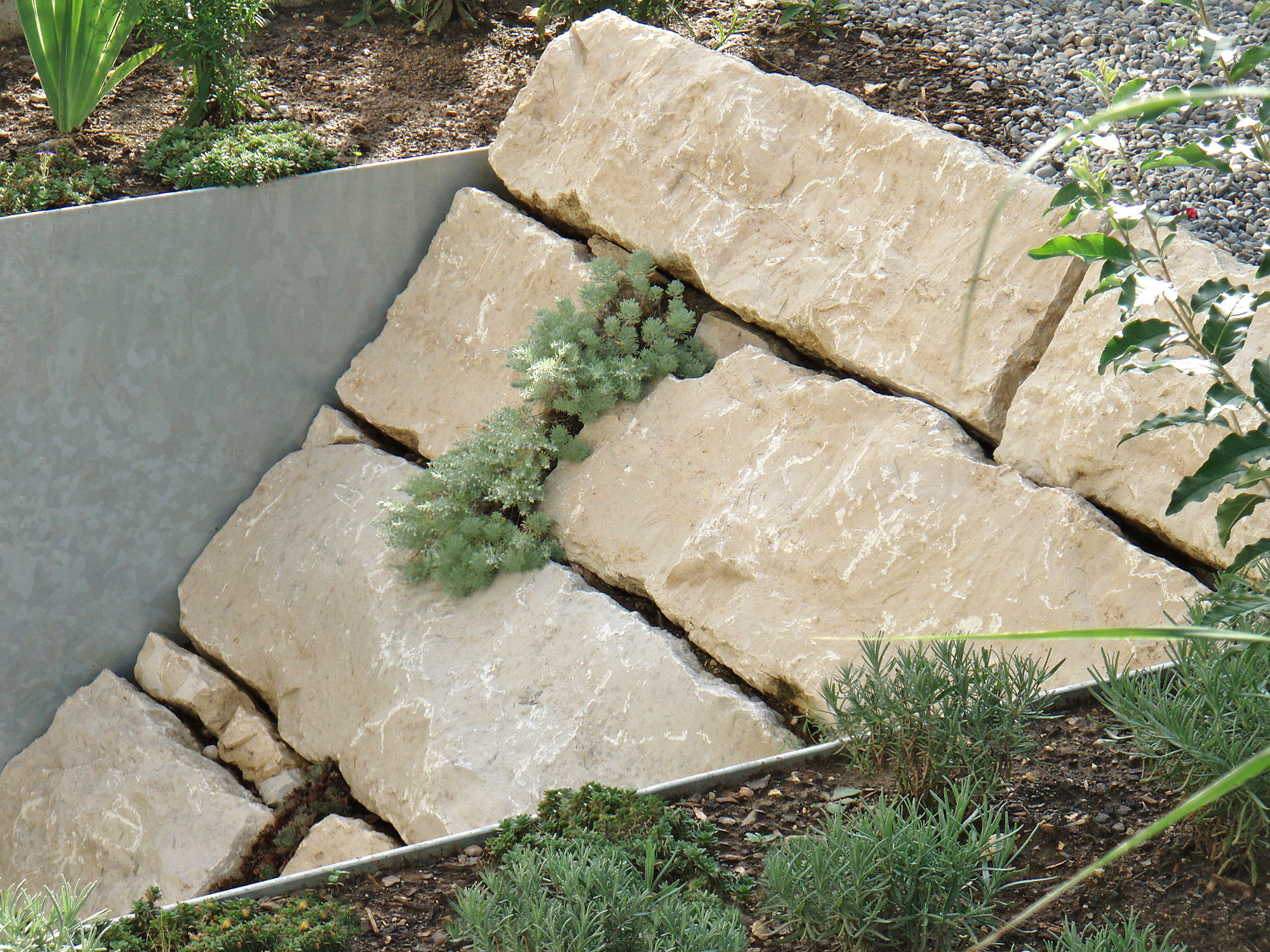 Block-Trockemmauer mit Stahlwand als Lichthof f�r Untergeschoss