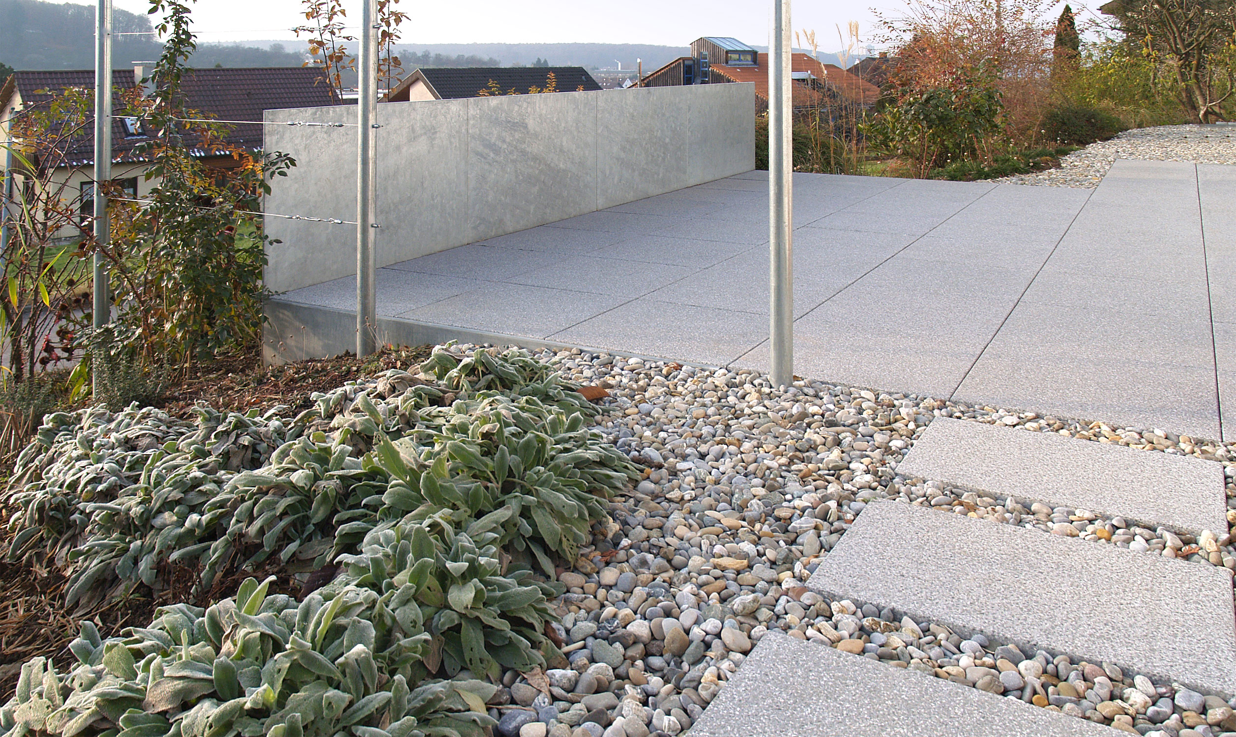 Terrasse und Wege mit Grossformatplatten