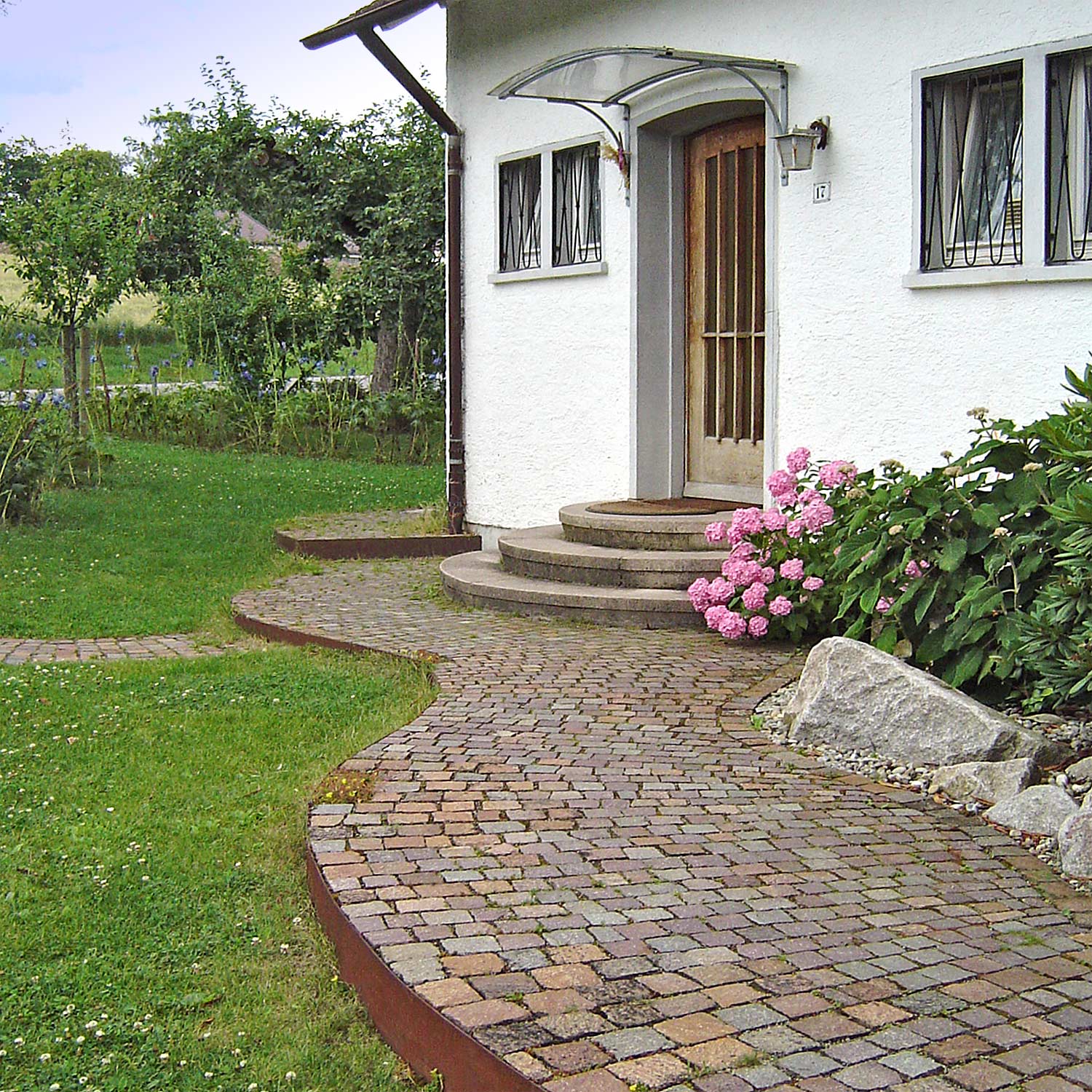 Naturstein-Pflaster mit Cortenstahl-Wegeinfassung