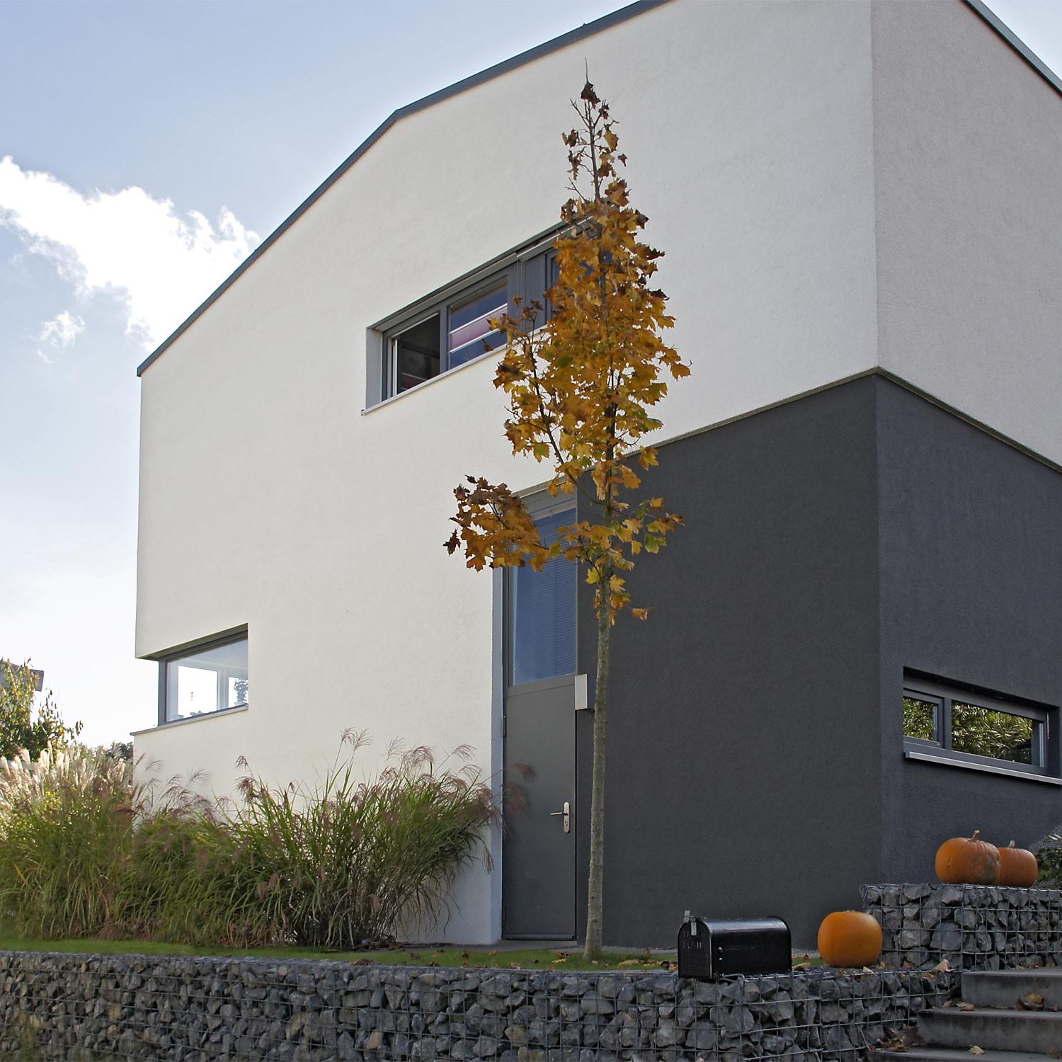 Treppenaufgang in einem Familiengarten