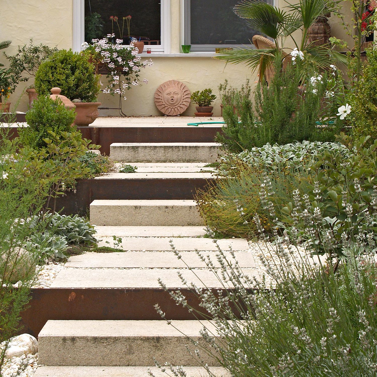 Cortenstahl als Teil einer Treppe bei einer Garten-Neugestaltung bei Metzingen