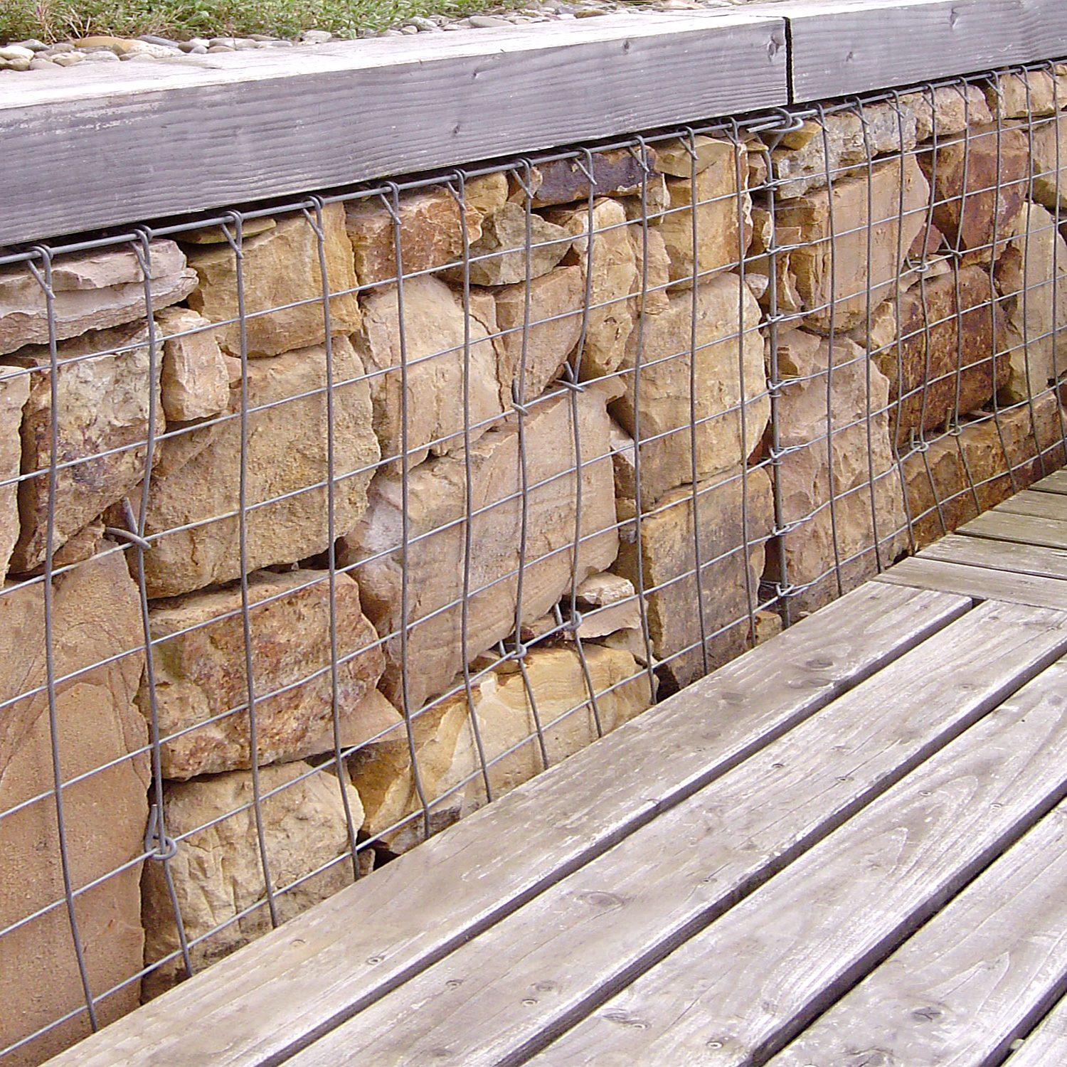 Gabionen mit Sandstein bei einer Gartengestaltung bei Nürtingen