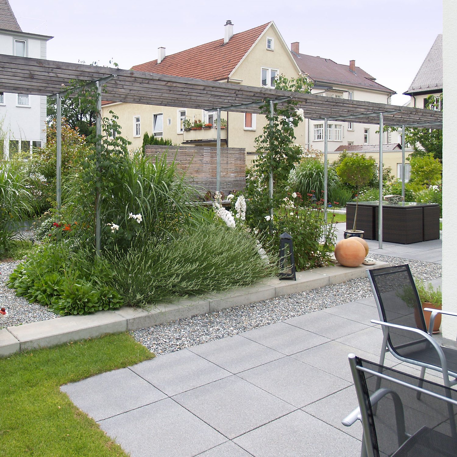 Terrasse aus Grossformatplatten mit großer Pergola bei Esslingen