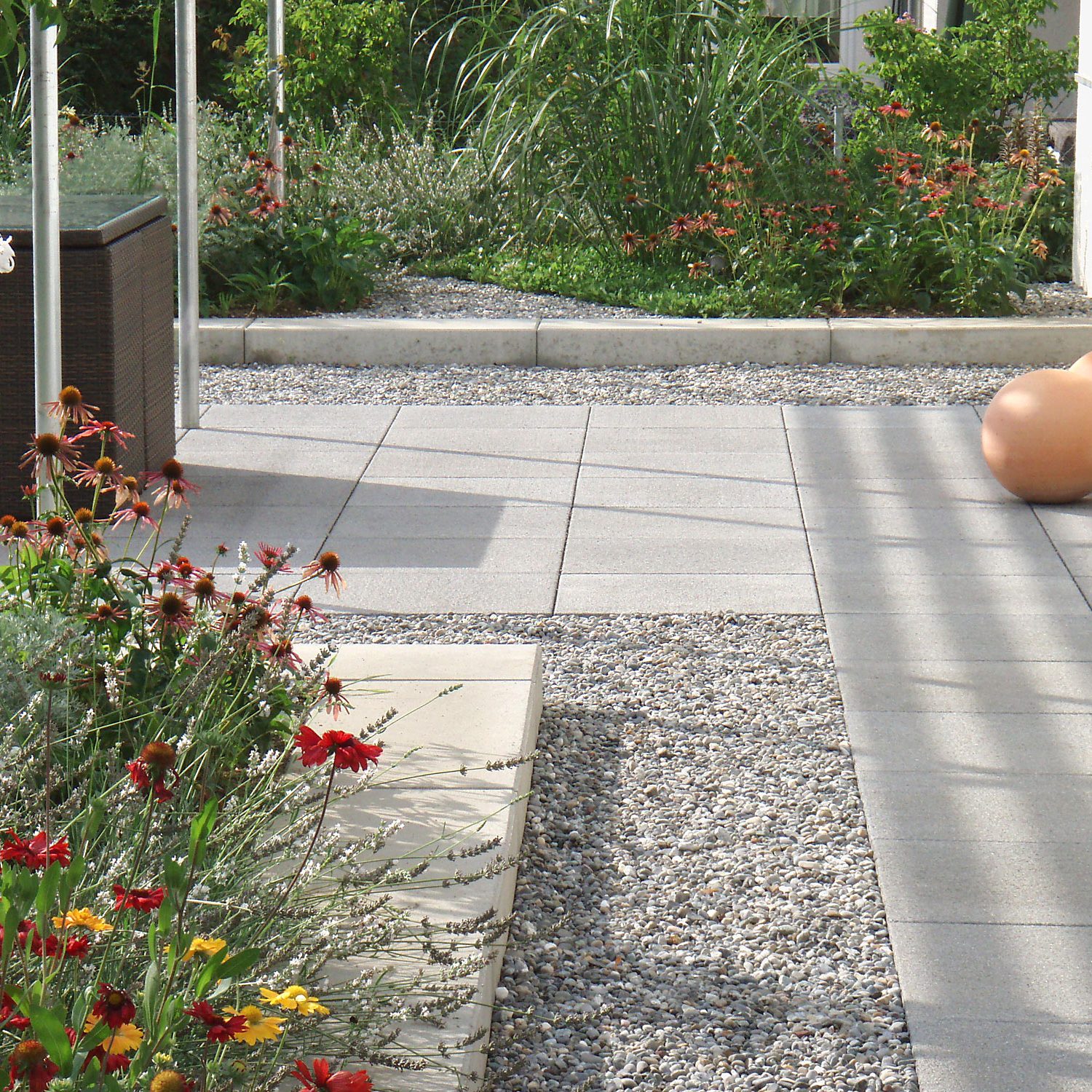 Pergola wirft eine Schatten auf Betonplatten