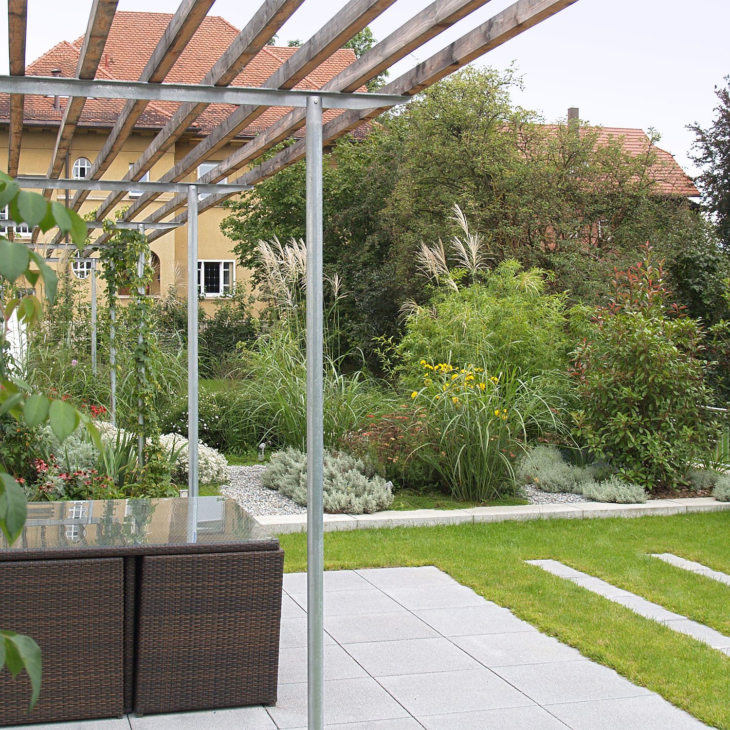 Pergola aus Lärche und Stahl über einer Terrasse bei Nürtingen