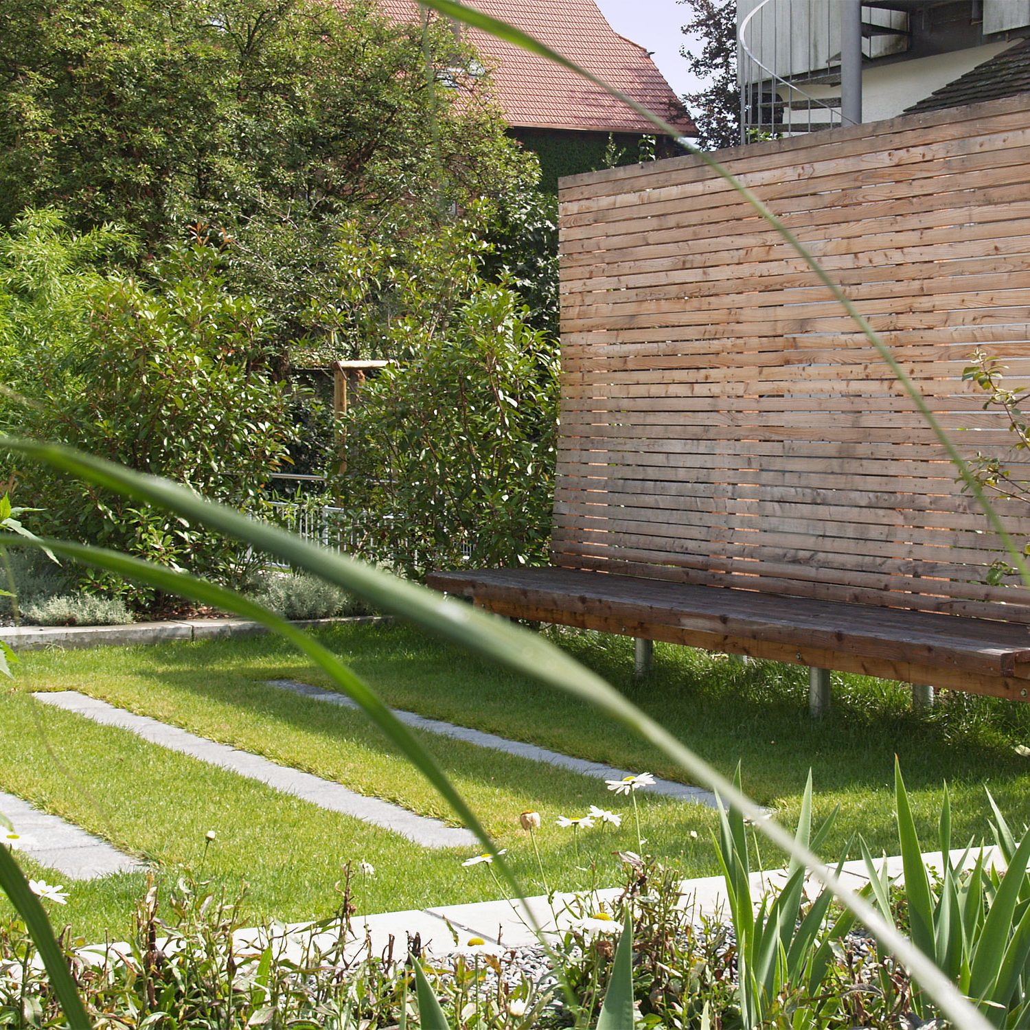 Bank aus Lärche in einer Gartengestaltung in reutlingen