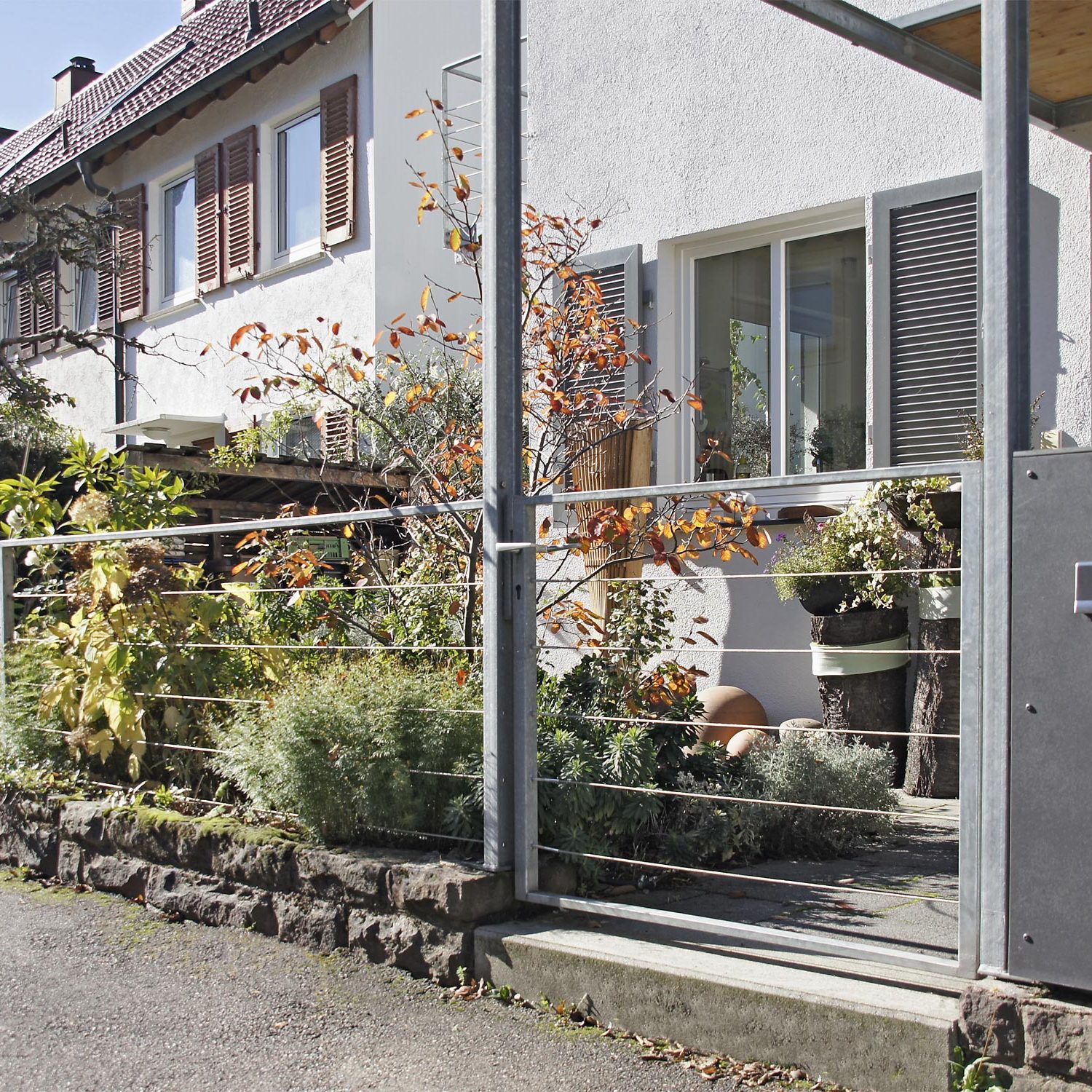 Gartentor in einer Gartengestaltung eines Reihenhausgartens in Esslingen