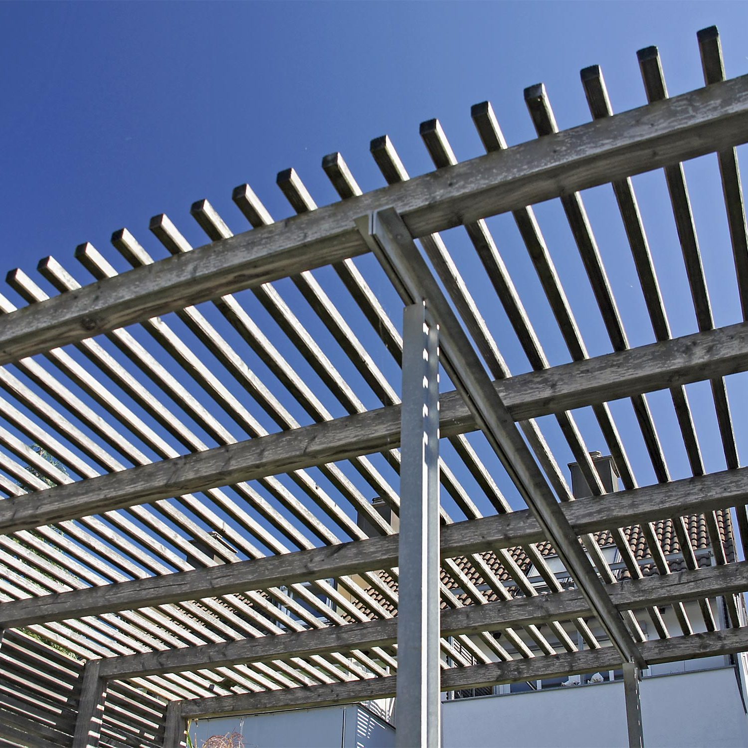 Pergola aus Stahl und Douglsie in einem Reihnhaus-Garten