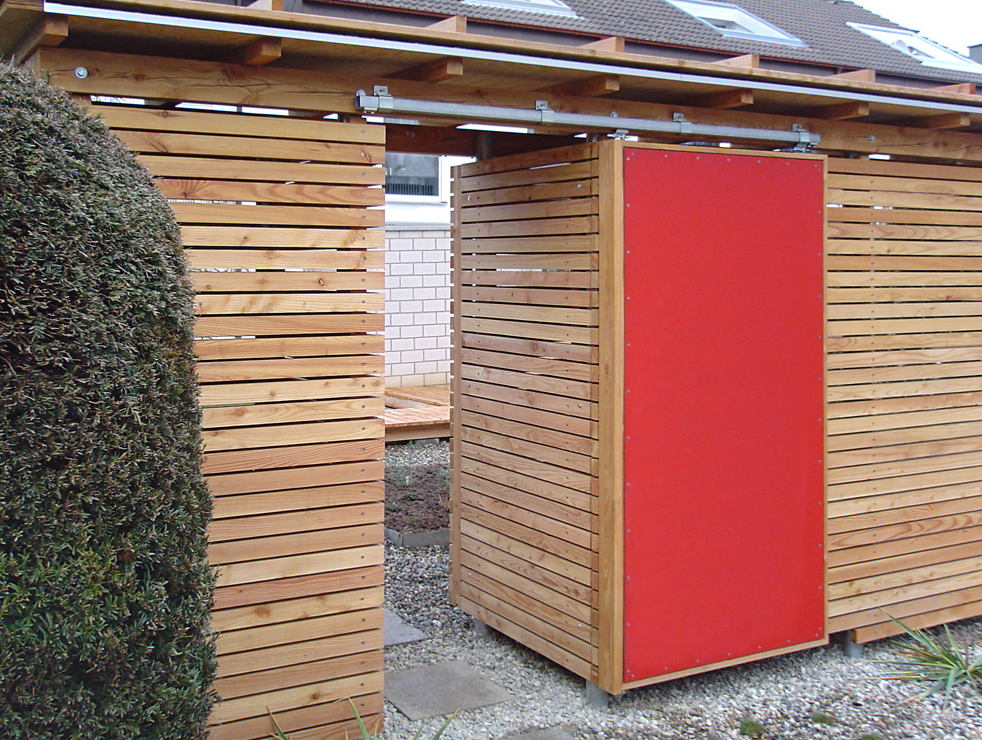 Gartenhaus aus Lärche mit roter Schiebetüre