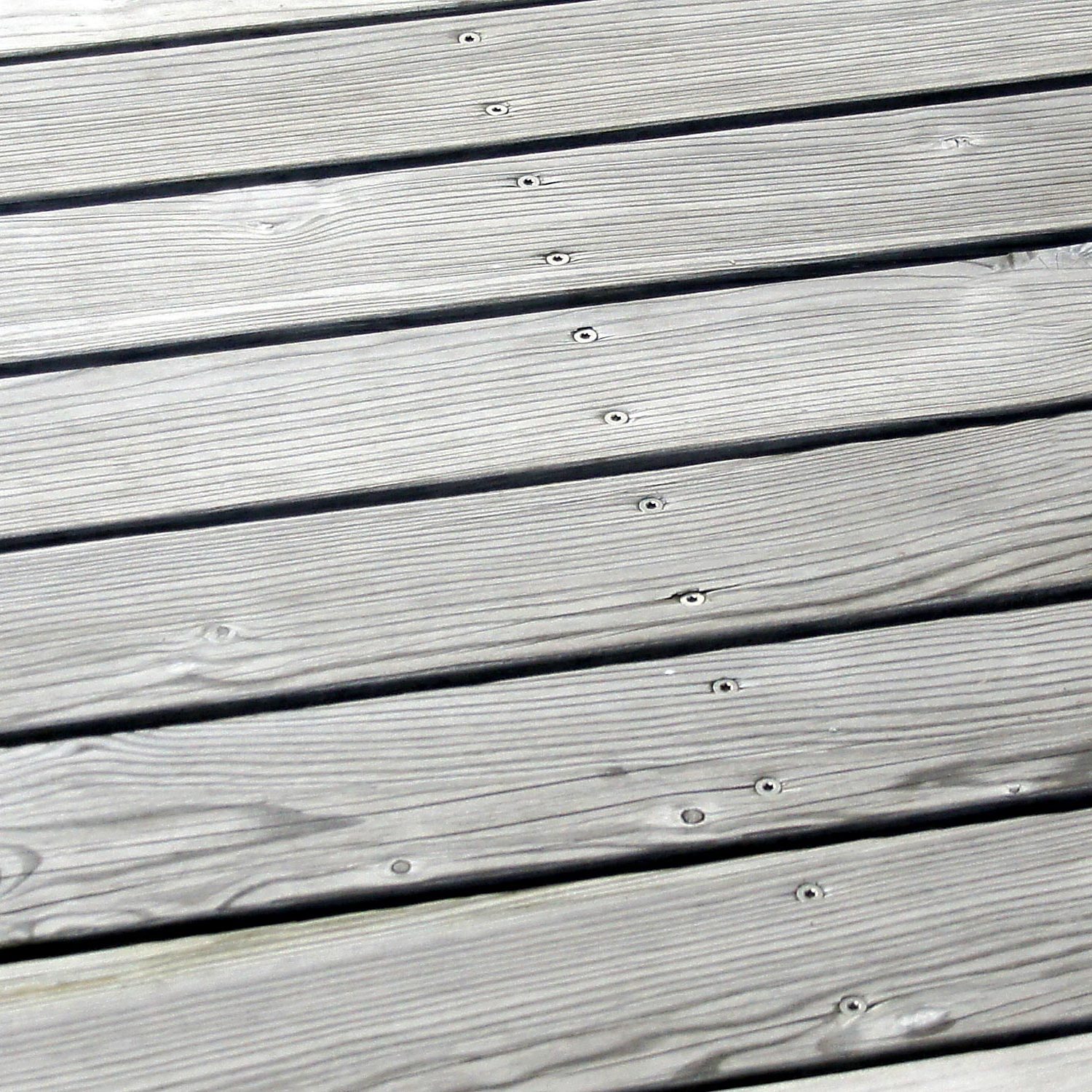 Holzdeck aus Lärche in kleinem Garten bei Plochingen