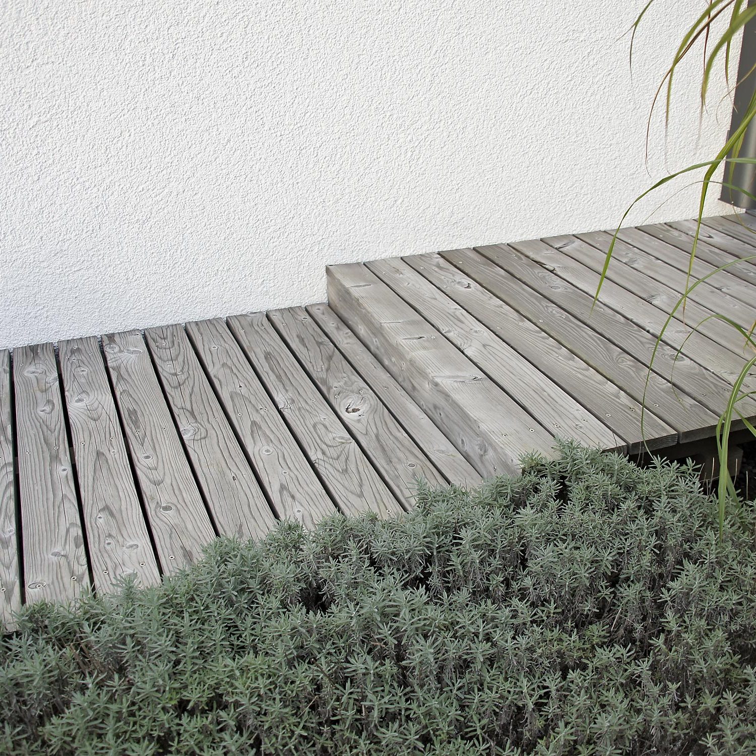 kleiner Garten mit einer Holzterrasse in der Nähe von Esslingen