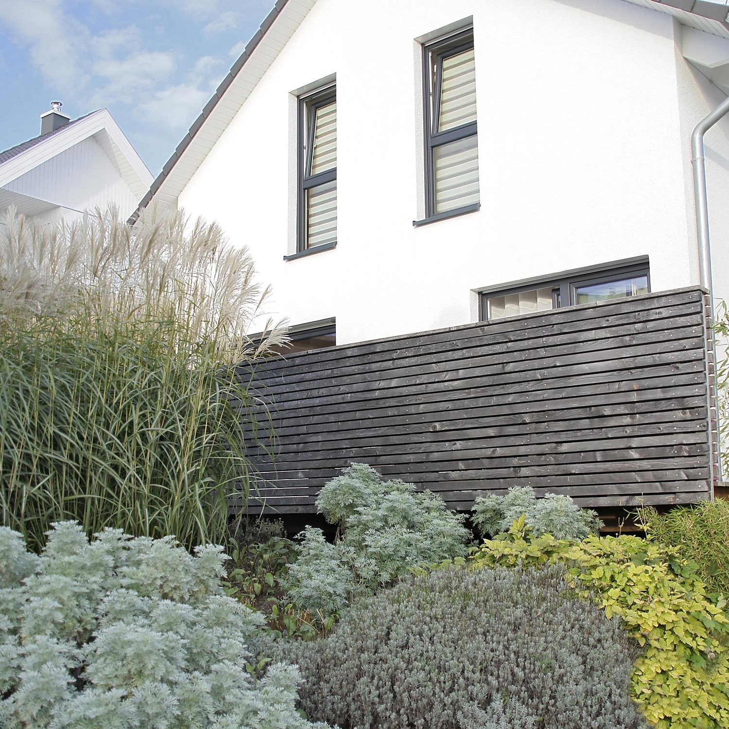 Garten-Gestaltung mit Stauden und Gräsern in einem kleinen Garten bei Plochingen