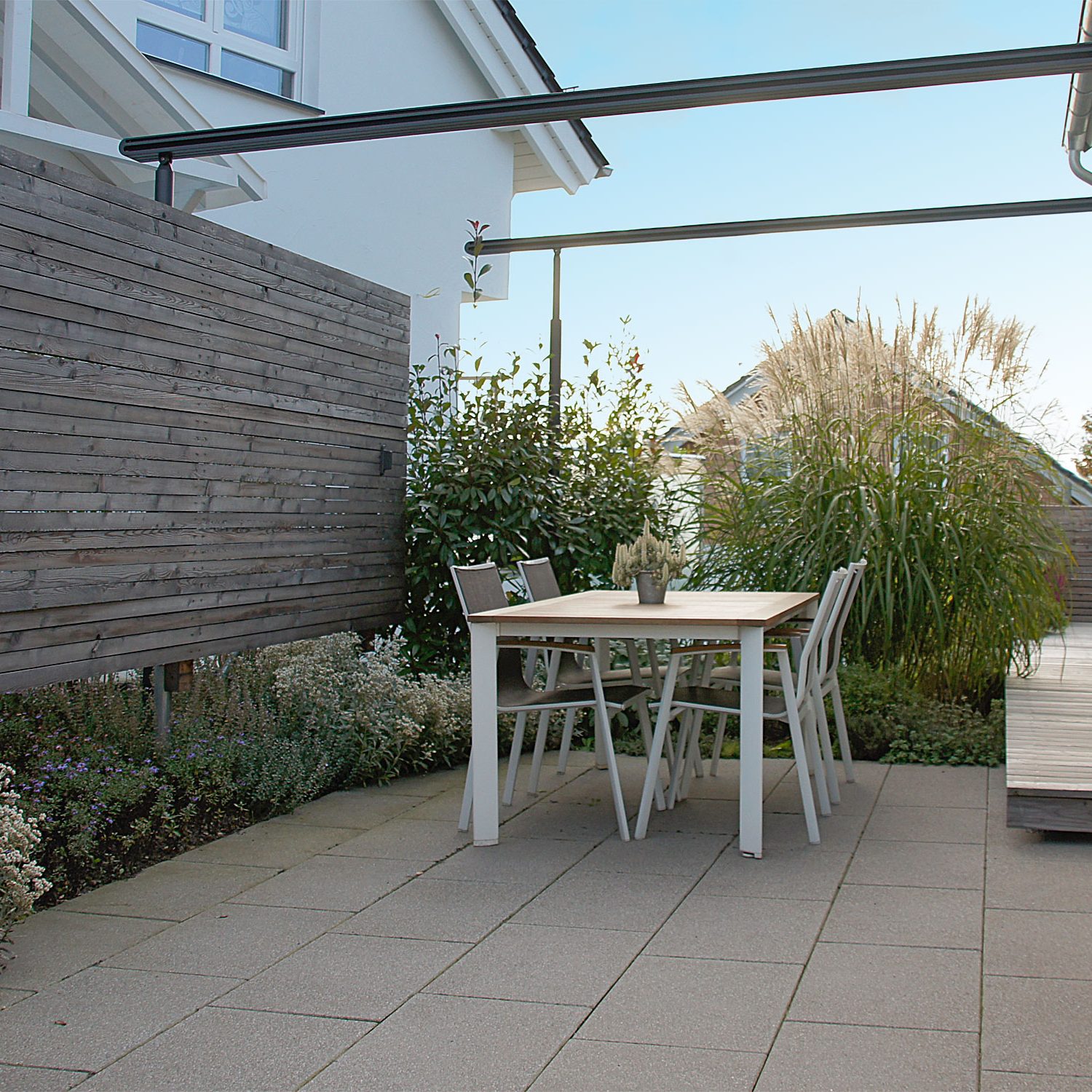 Terrasse mit Holzsichtschutz-Wand in einem kleinen Garten bei Plochingen