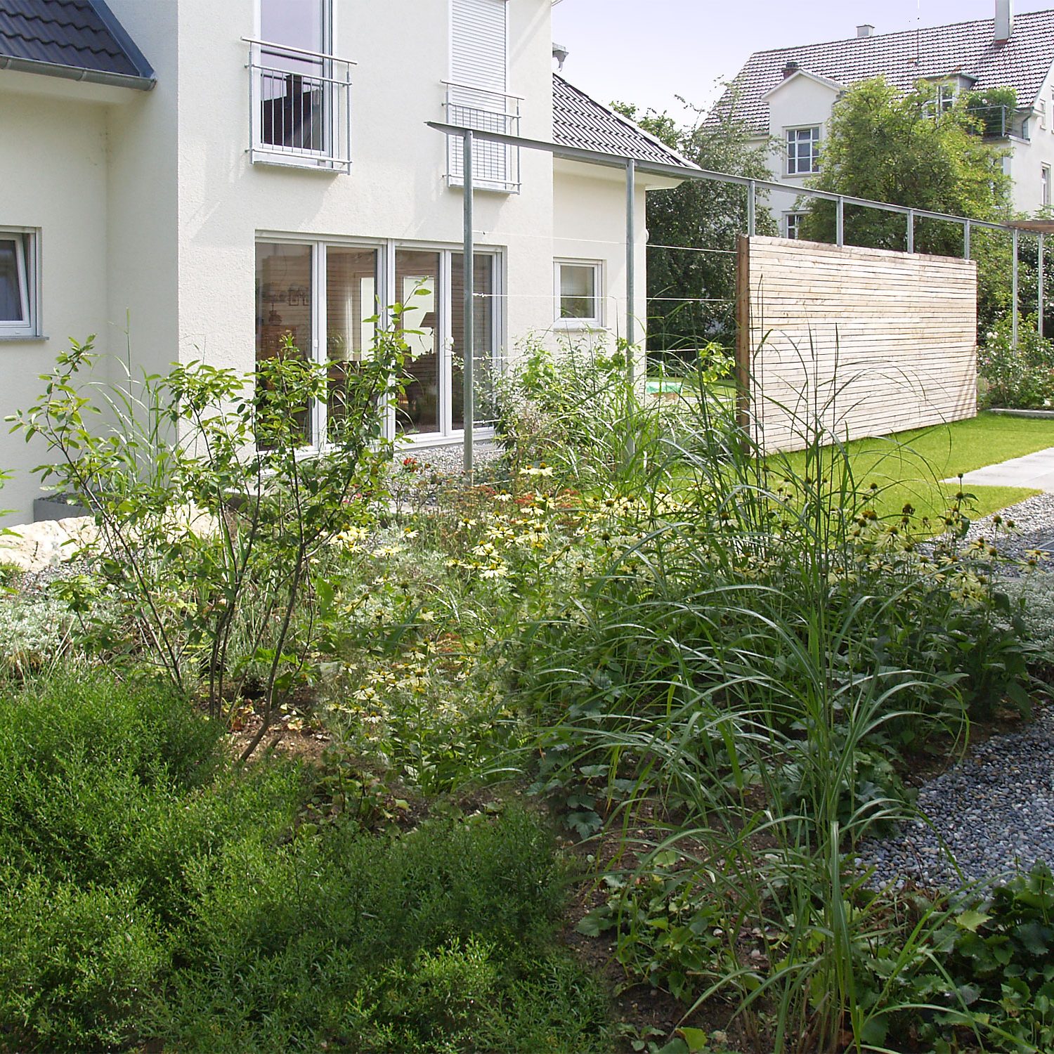 Pergola mit Holzsichtschutz-Wand in einem Garten bei Reutlingen