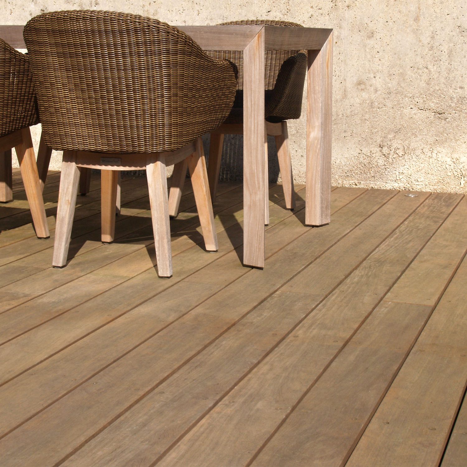 Gartenmöbel auf einer Holzterrasse aus Ipe in Nürtingen