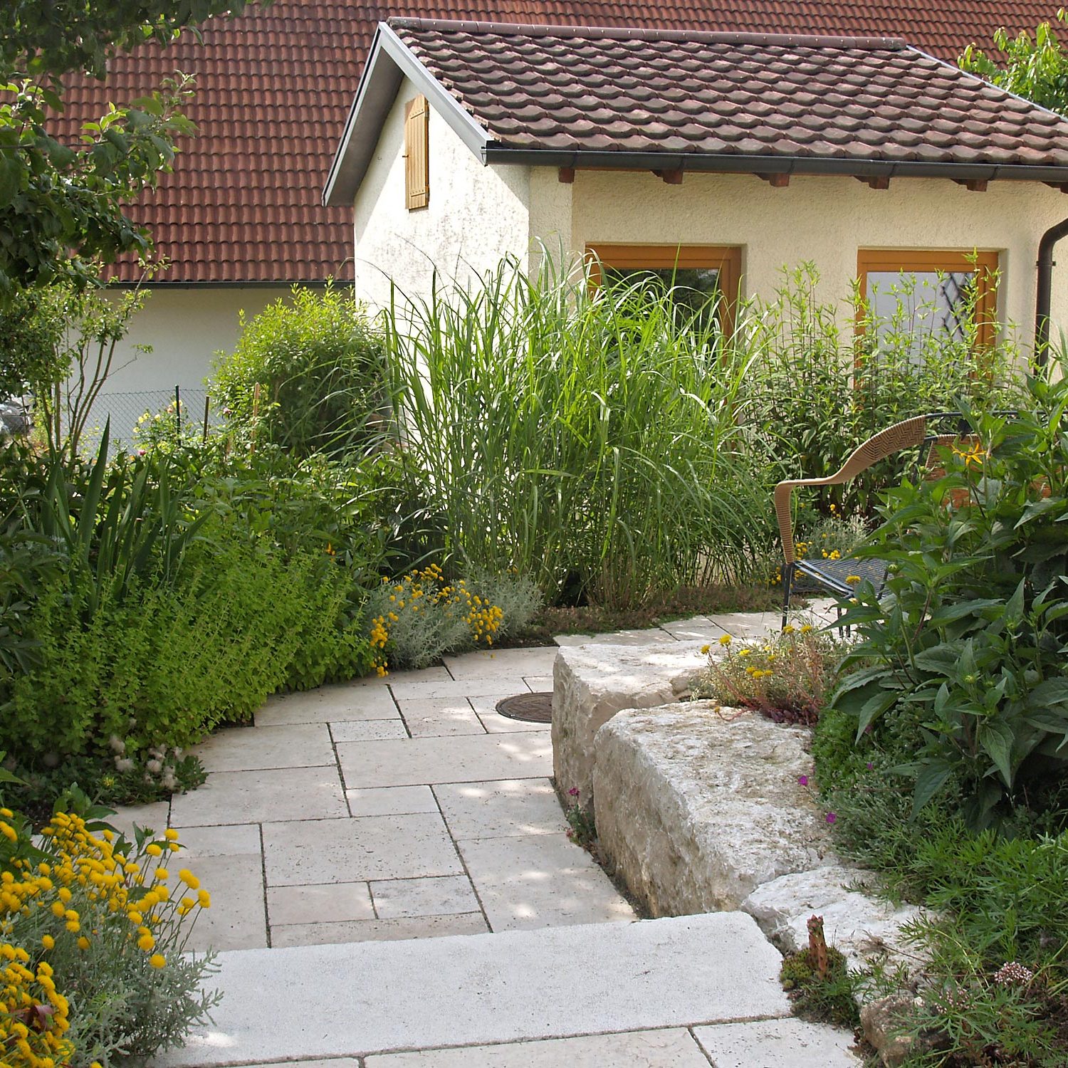 Weg und Treppe durch den Bienengarten