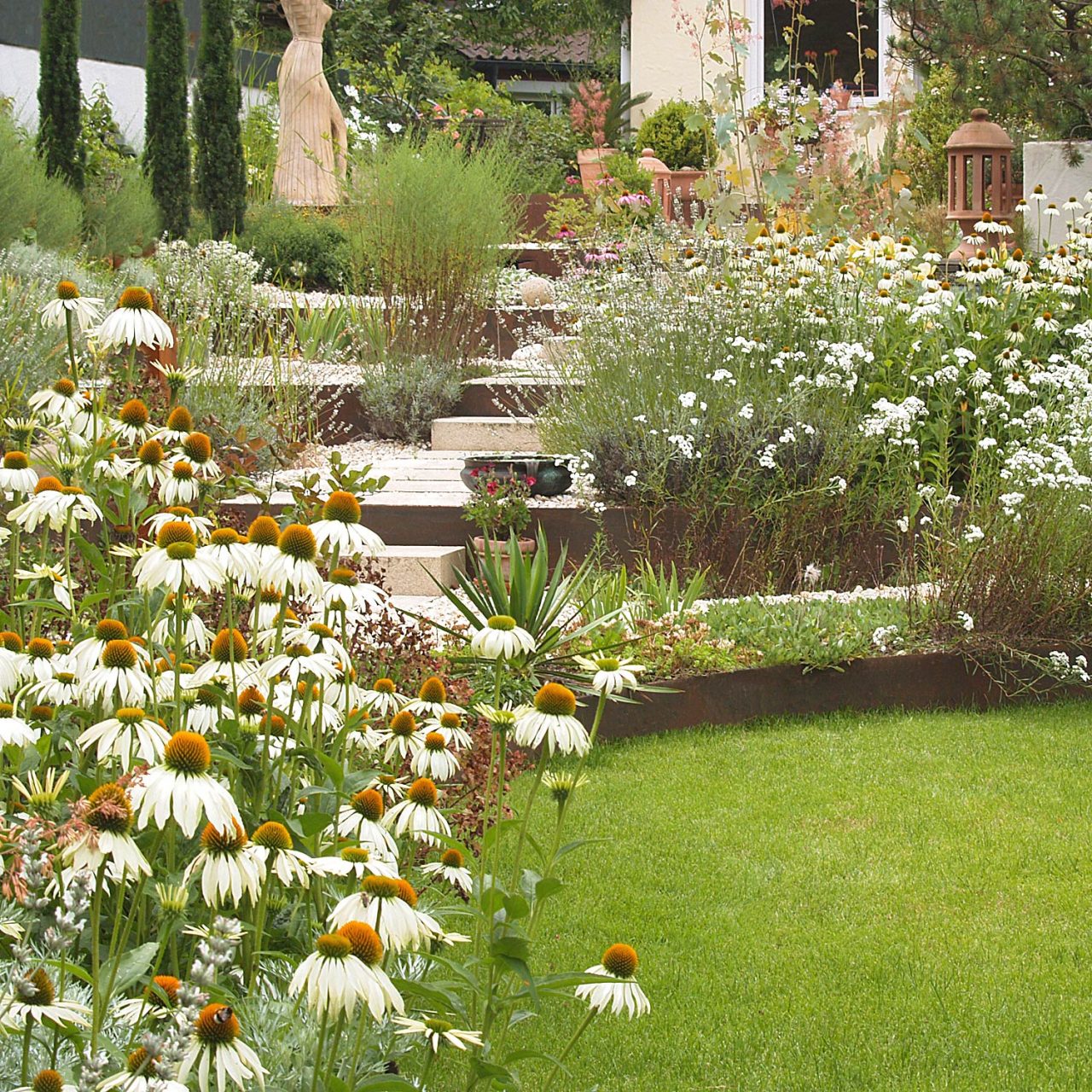 Cortenstahl in einem Garten in Esslingen