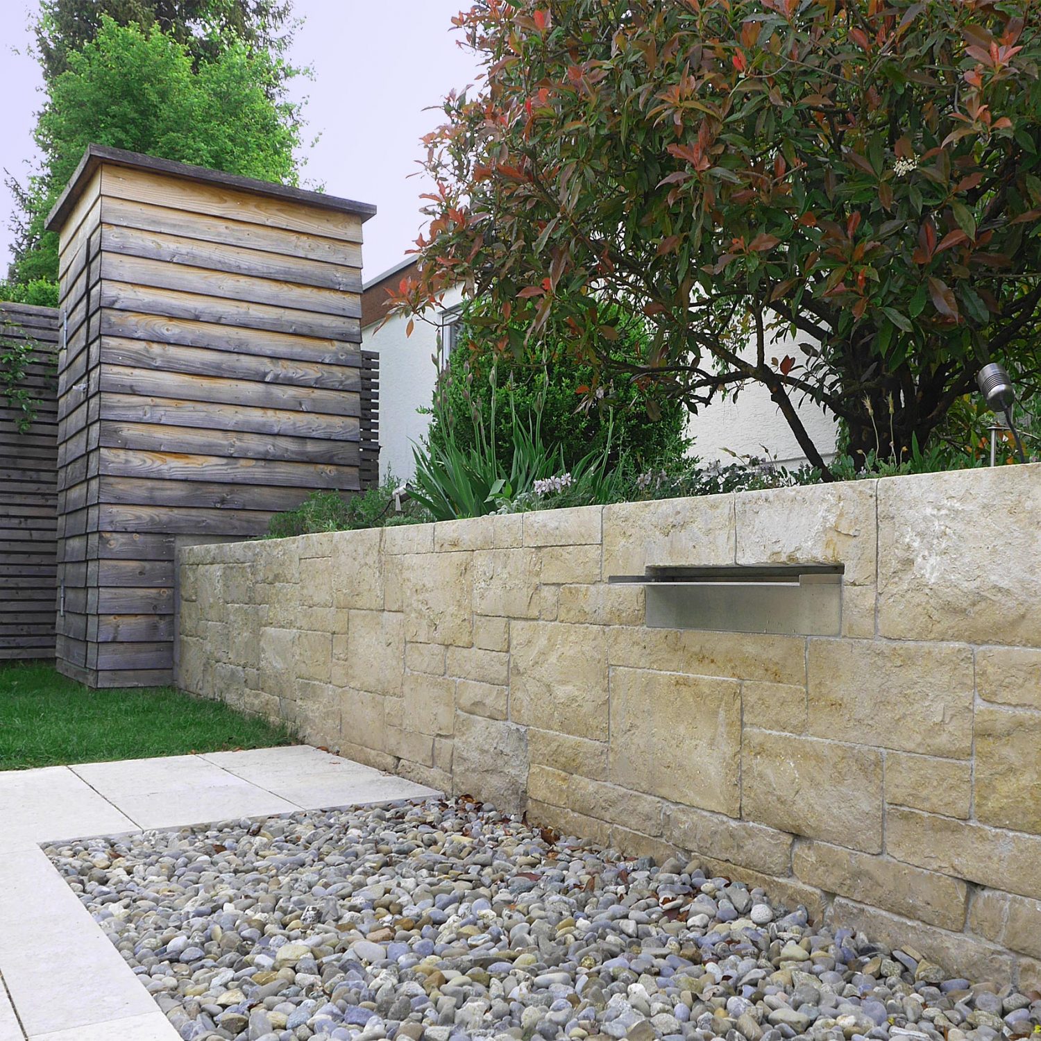 Natursteinmauer und Gartenhaus auf einer Dachterrrasse