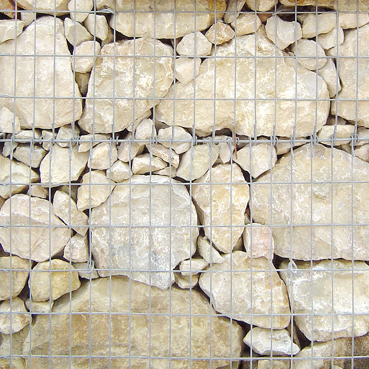 Detail einer Kalkstein-Gabione in Stuttgart