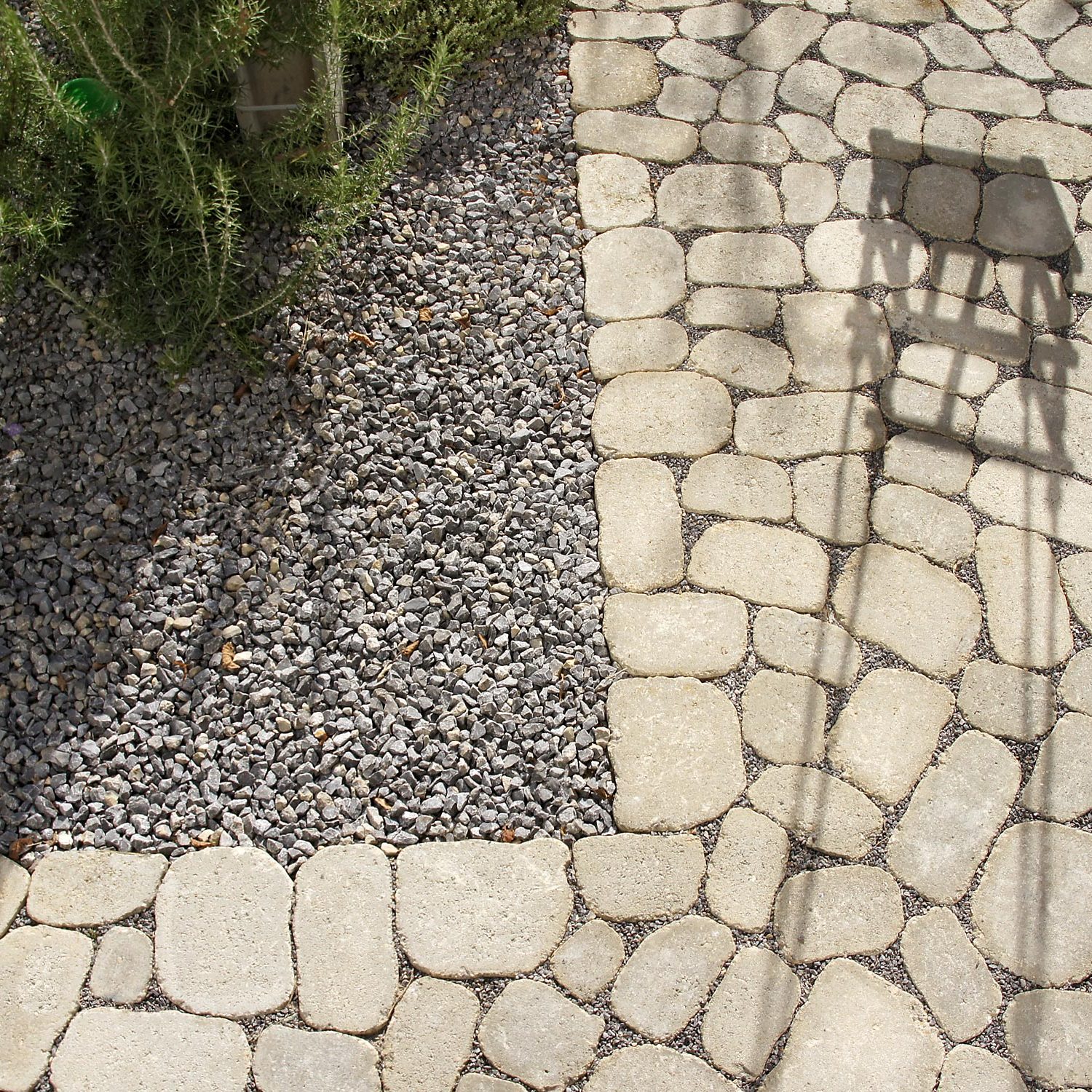 Versickerungsfähiges Betonpflaster in einem Einfamilienhaus-Garten in Esslingen