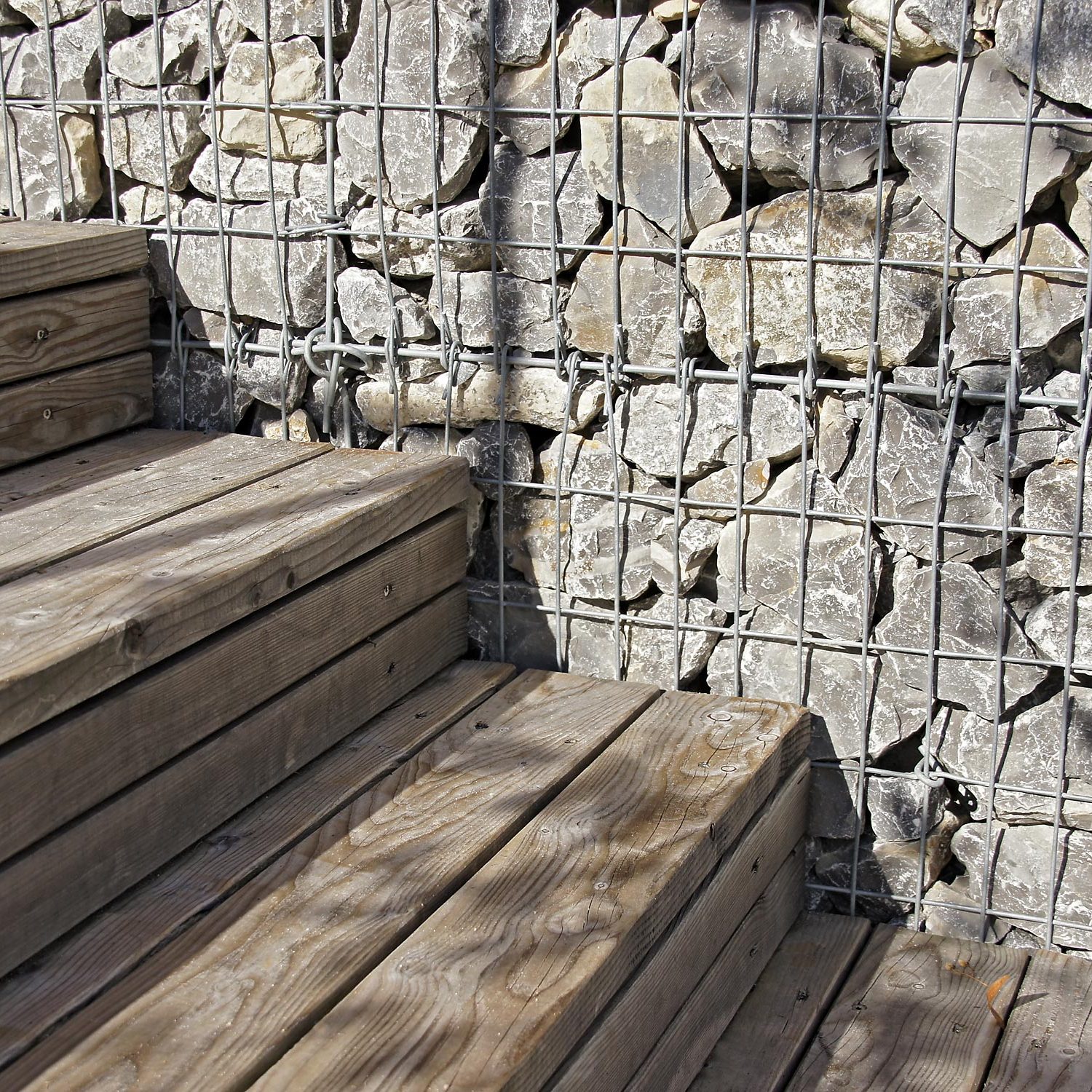 Holztreppe vor Muschelkalk-Gabionen