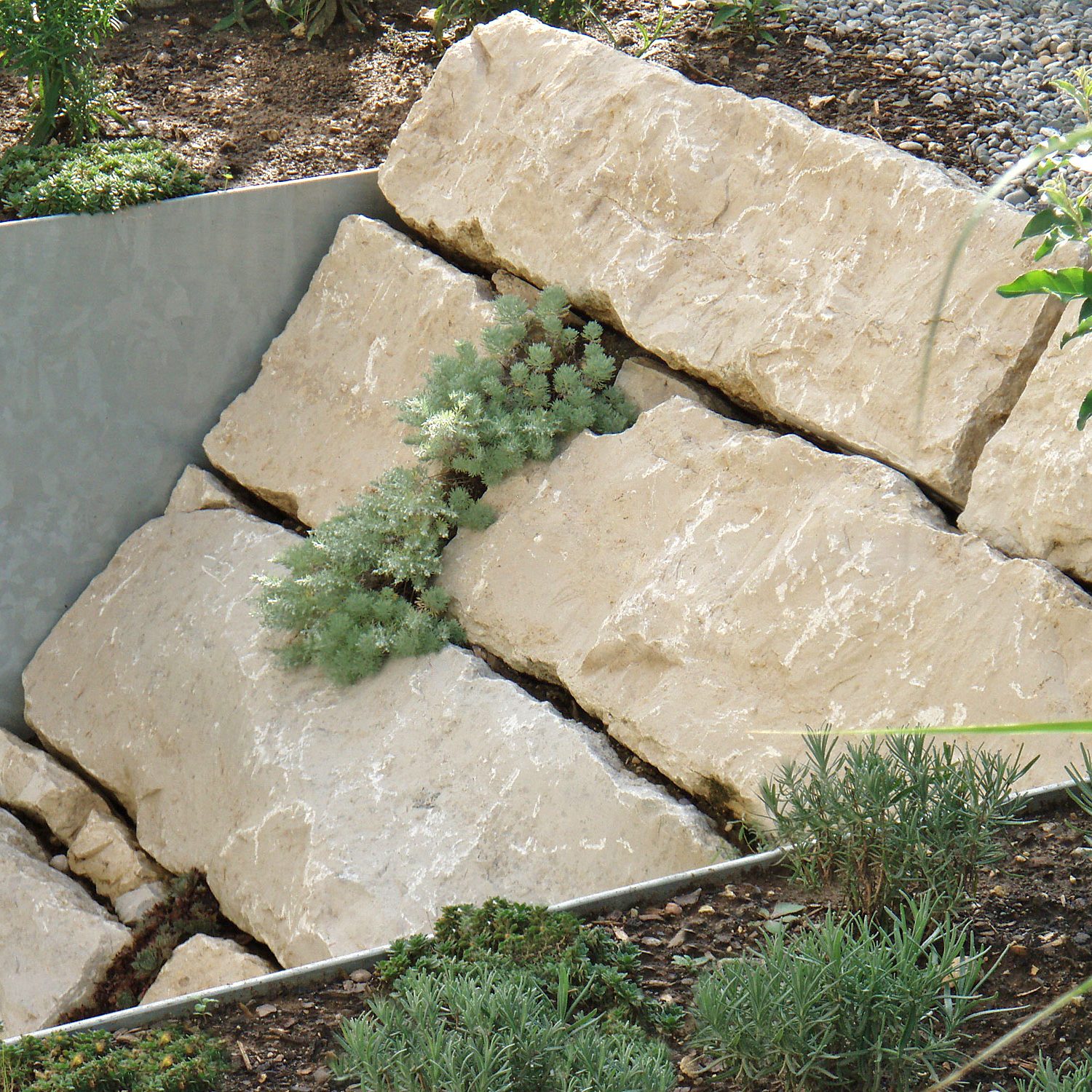 Natursteinmauer aus Kalksteinen mit Stahlplatten